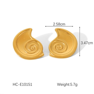 Détail des boucles d'oreilles en acier inoxydable doré en forme de conque avec dimensions
