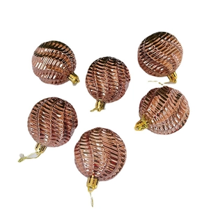 Set mit sechs roségoldenen Weihnachtskugeln mit Spiralstruktur und metallischem Glanz für Baum