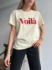 Eng anliegendes cremeweißes Damen T-Shirt mit Rundhalsausschnitt und Voilà-Druck