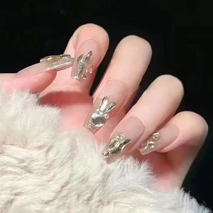 Kurze French White Press-on Nails mit goldenen Hasen-Charms und Perlenakzenten
