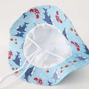 Dettaglio cappello alla pescatora blu con stampe marine, laccio regolabile e fodera a rete