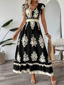 Détail de la robe longue à col en V avec motifs ethniques et taille haute élastique