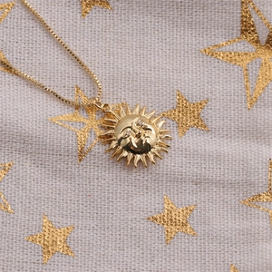 Collier minimaliste plaqué or avec pendentif visage soleil et lune élégant