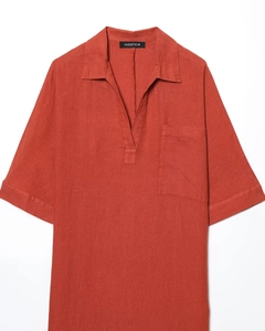 Détail d'une robe chemise en lin rouge brique avec col en V et poche frontale cousue