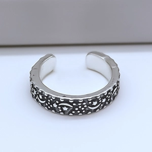 Gros plan macro d'une bague ajustable en argent vieilli avec motifs lune et étoiles