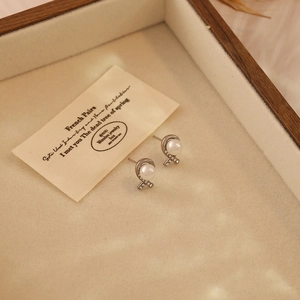 Elegant silver heart bow earrings with pearls and zircons in a premium wooden gift box