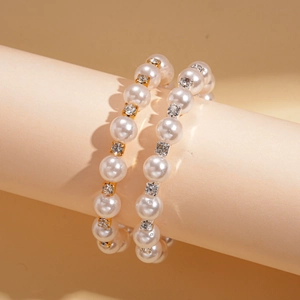 Bracelet jonc perles et strass élégant sur support de présentation minimaliste