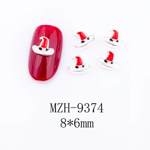 Makroansicht von 8x6mm rot-silbernen Hexenhut-Nagelanhängern aus Emaille und Legierung