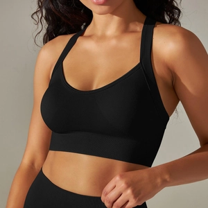 Détail du soutien-gorge de sport noir sans couture avec maille respirante et bande