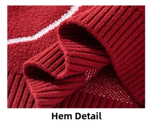 Detail eines roten Strickpullovers mit Rippsaum und weißem geometrischem Jacquardmuster
