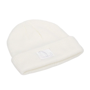 Vista dettagliata della trama a maglia e del logo L ricamato su un berretto bianco.
