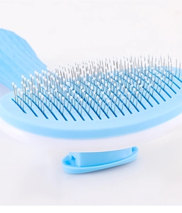 Détail des aiguilles denses de la brosse de toilettage avec embouts de massage