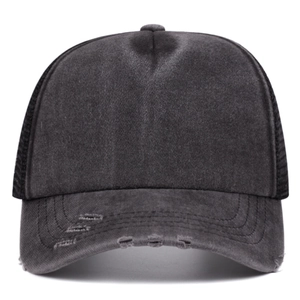 Dunkelgraue gewaschene Mesh-Trucker-Cap im Vintage-Stil mit abgenutztem Schirm