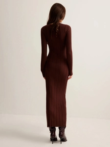 Robe longue en maille ajustée marron chocolat à manches longues style minimaliste