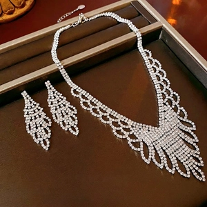 Luxury Rhinestone Necklace And Earrings V Shaped Tassel Design Silver Color Black Accents For Banquet Party Women Elegant