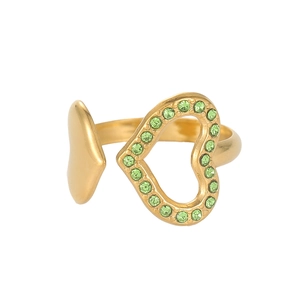 Bague ouverte dorée avec cœur évidé en zircon vert et détail de cœur plein