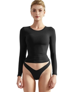 Dettaglio della maglietta a maniche lunghe nera slim fit da donna con cuciture professionali