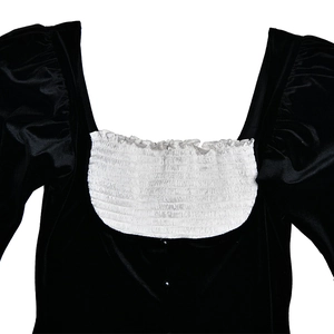 Détail de robe à col carré avec buste plissé élastique blanc et manches bouffantes