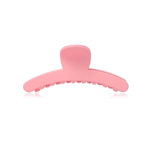 Pinza para el pelo con flor rosa para mujer con estética minimalista de verano en fondo blanco