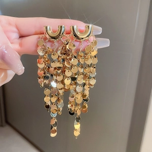 Boucles d'oreilles pendantes dorées vintage avec de multiples paillettes rondes brillantes