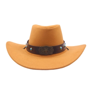 Détail d'un chapeau de cowboy avec bandeau en cuir marron et clous turquoise bleus