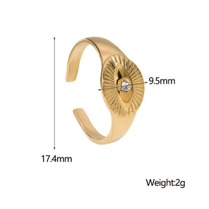 Detailansicht des goldenen augenförmigen Rings mit Maßen 17,4 mm und 2 g Gewichtsangabe