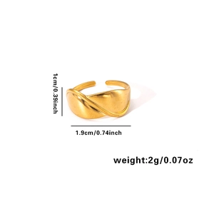 Adjustable golden leaf ring details featuring 1cm height and 1.9cm width dimensions