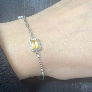 Detail of S925 silver bracelet with yellow gemstone and paperclip chain link