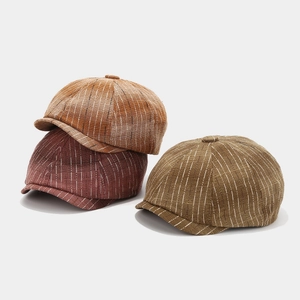 Vue détaillée à plat de casquettes gavroche à rayures en orange, brun rouge et olive