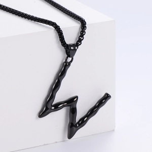 Détail du pendentif lettre W noir texturé 3D avec chaîne boîte au style minimaliste
