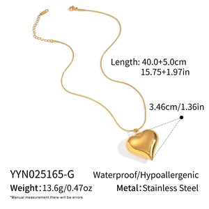 Dettaglio della collana con ciondolo a cuore in acciaio oro 18K e dimensioni