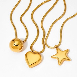 Collana in acciaio dorato con ciondoli a forma di sfera, cuore e stella