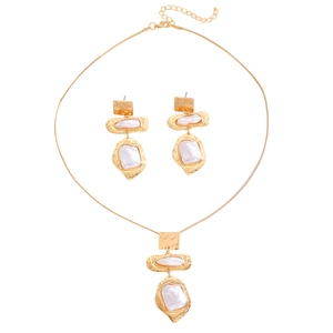 Baroque pearl jewelry set with irregular hammered gold texture necklace and earrings