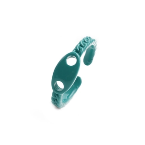 Detail eines dunkelgrünen matten Emaille-Rings mit geometrischer Marina-Gliederkette