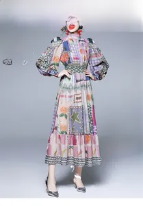 Dettaglio di abito vintage con stampa patchwork, maniche a sbuffo e orlo a balze
