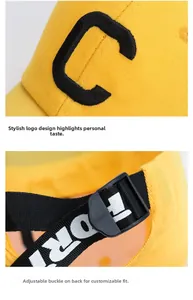 Dettaglio del cappellino giallo con ricamo logo C e cinturino sportivo regolabile sul retro