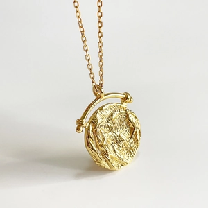 Collana minimalista in argento 925 con ciondolo a moneta dorata e rilievo in 3D