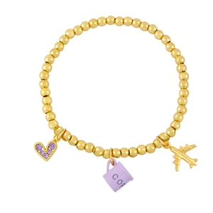 Goldenes Perlenarmband mit lila Herz, Kaffeetasse und Flugzeug-Anhängern auf weißem Grund