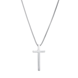 Gros plan d'un collier avec pendentif croix en acier titane argenté et chaîne box