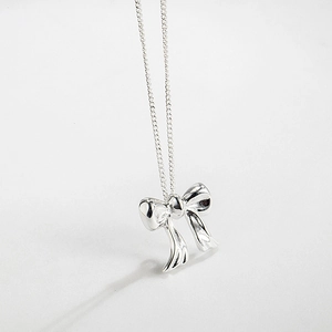 Elegante collana con ciondolo a fiocco d'argento e catena a serpente su sfondo bianco
