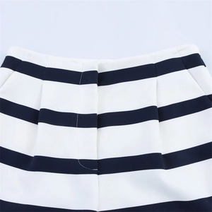 Détail d'un short rayé à taille haute avec motifs noirs et blancs et poches latérales