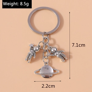 Detailed view of astronaut keychain dimensions with Saturn pendant and 8.5g weight info