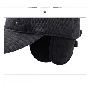 Dettaglio cappello invernale con paraorecchie pieghevoli e tessuto di lana strutturato