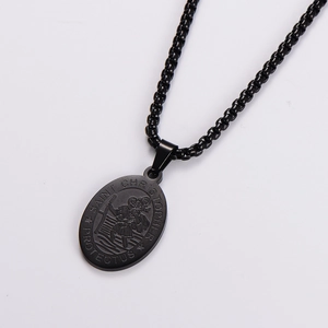 Detail der schwarzen Saint Christopher Anhängerkette mit geprägtem Schutztext