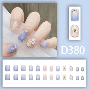 Press-on Nägel mit blau-rosa Farbverlauf, Blumendeko und Strasssteinen, 24er Set