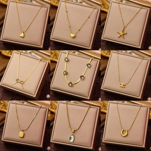 Colección de nueve collares de acero inoxidable dorado con varios colgantes elegantes