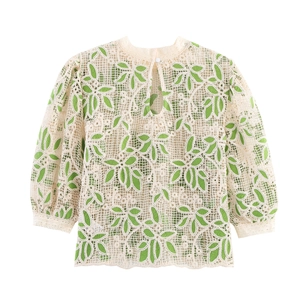 Détail du haut en dentelle de style français avec broderie de feuilles vertes et ajouré