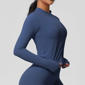 Détail de la veste de sport zippée bleu marine avec passe-pouces et leggings de yoga
