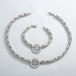 Vue détaillée de l'ensemble collier et bracelet Main de Fatma en argent avec chaîne byzantine