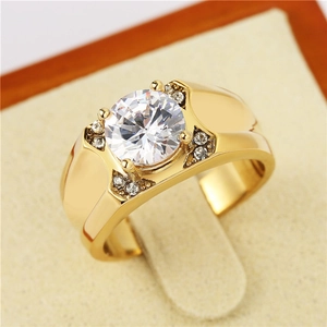Macro d'une bague pour homme plaquée or avec un grand zircon central et des pierres fines